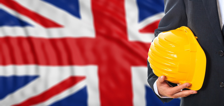 Ingenieur mit Schutzhelm vor britischer Flagge