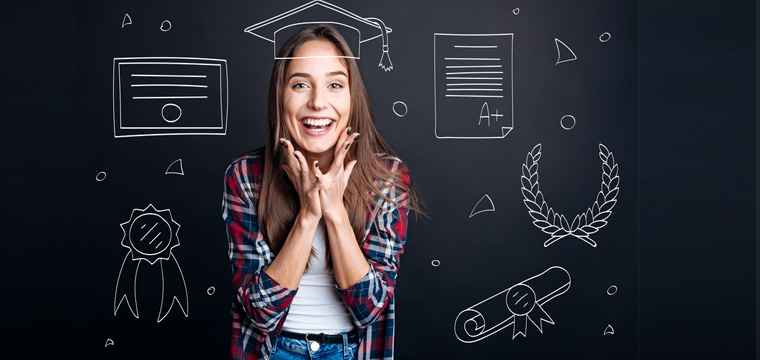 Junge Frau freut sich über ihren Fachhochschulabschluss.