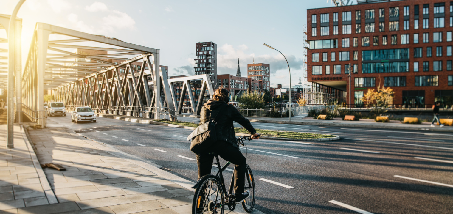 Fahrradfahrer in Hamburg HafenCity