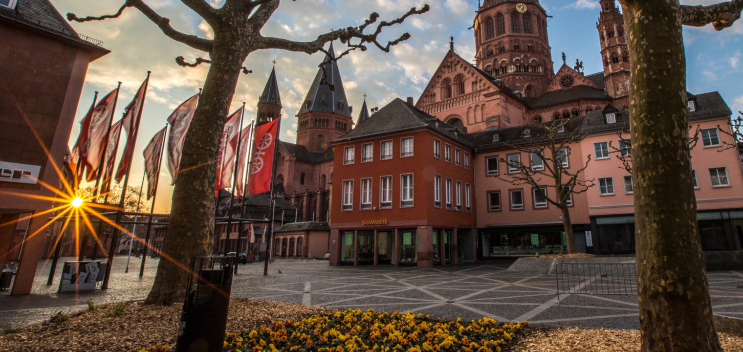 Marktplatz und Dom in Mainz im Sonnenaufgang