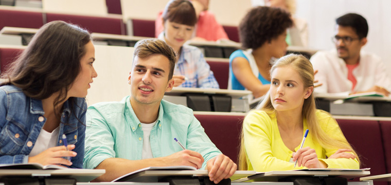 Eine Gruppe Studenten im Hörsaal